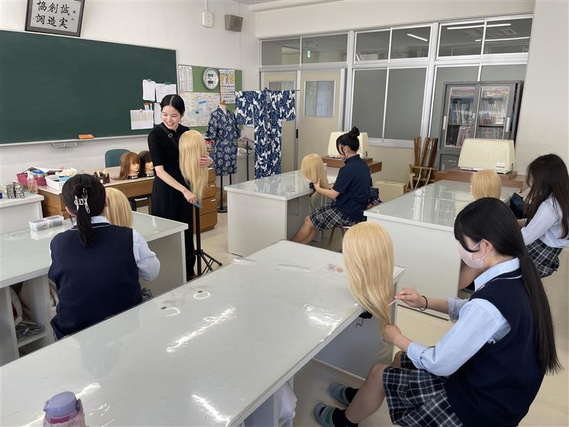 高校内でヘアメイク講座を実施しました！（ジェイ ヘアメイク美容専門学校）