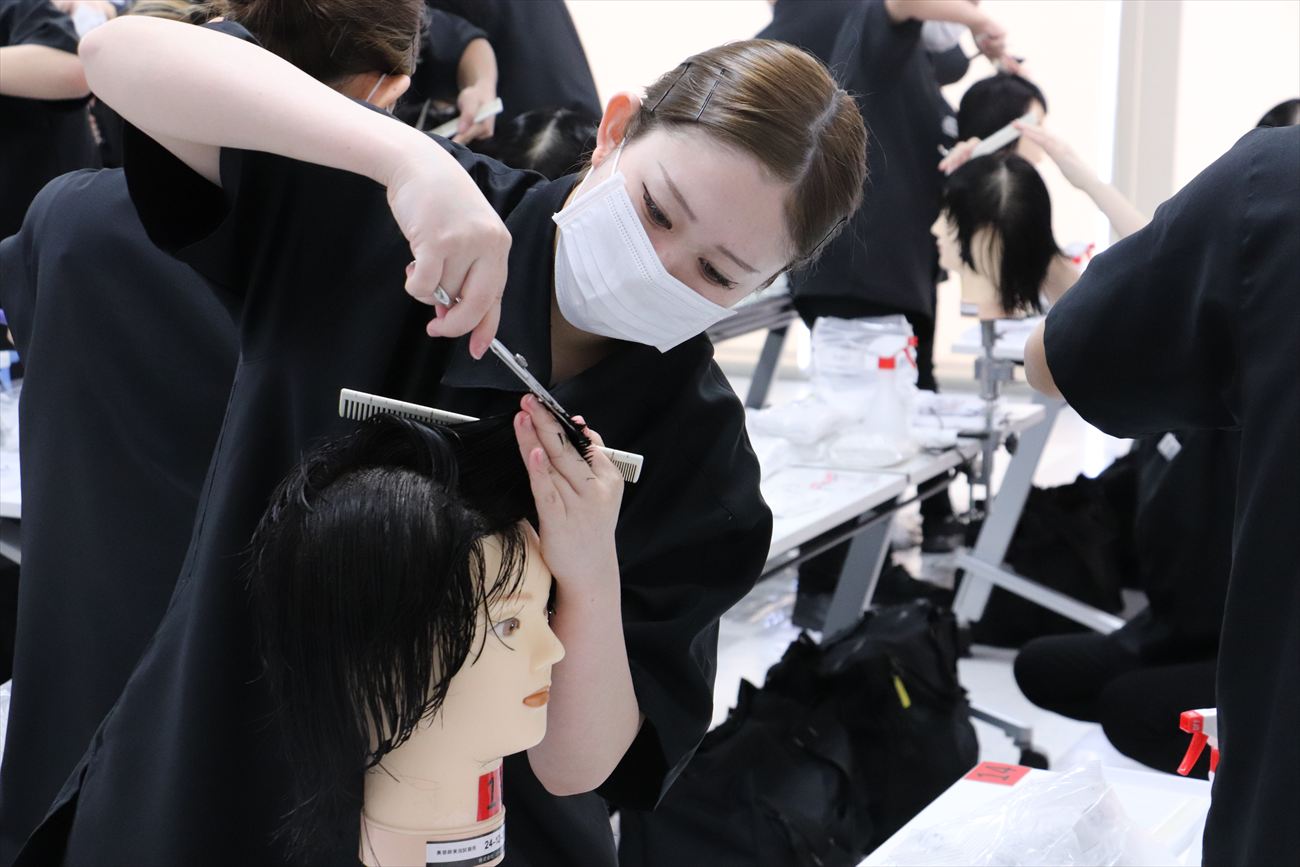 美容師国家試験に向けてシミュレーションを行いました(ジェイ ヘアメイク美容専門学校)